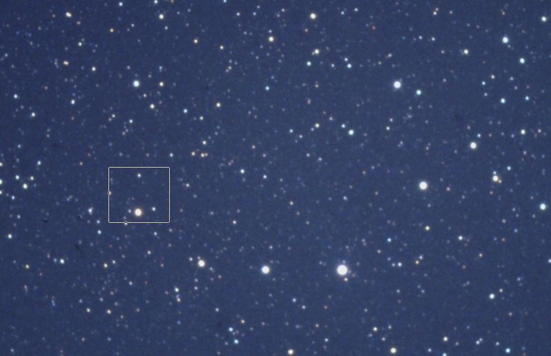 Der Galaxienhaufen Abell 2142 / A2142 mit einer Helligkeit von 16 mag liegt ungef�hr an der Stelle des Quadrates im Bild. Am 21.4.2026 um 0:23:46,8 UT wird meiner Prognose nach das Verschmelzen zweier supermassiver Schwarzer L�cher zu beobachten sein (Extrempunkt der Gravitationswellen, die vom Detektor KAGRA beobachtet werden, sp�ter auch von LIGO und VIRGO). Dann entstehen eine Hypernova und ein extremer Gammablitz, dessen einer Jet zentral die Erde trifft. Die Hypernova wird als heller Stern (heller als die Venus!) �ber 1000 Jahre zu beobachten sein.