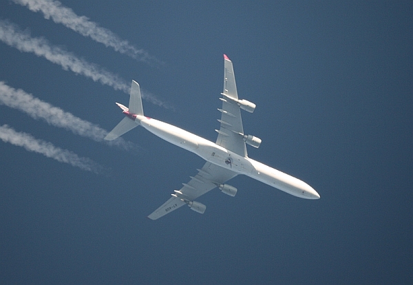 Airbus A340 im Teleskop vom Garten aus aufgenommen