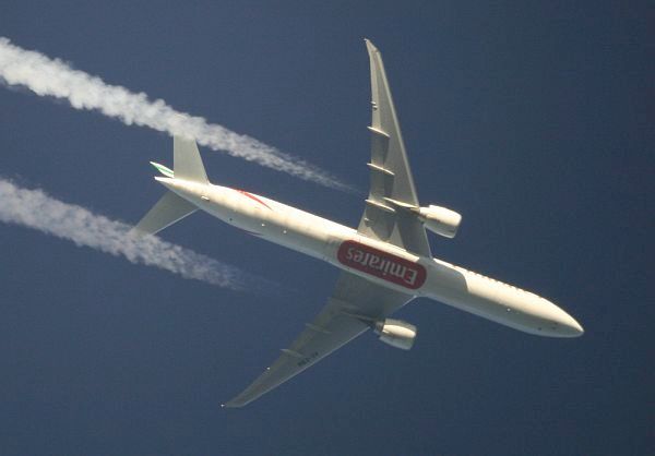 Emirates Boeing 777 senkrecht �ber mir im Teleskop!