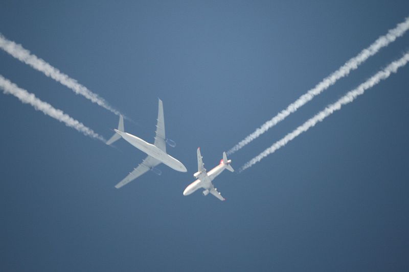 2 Flugzeuge - aufgrund unterschiedlicher Höhe wohl keine Beinahe-Kollision