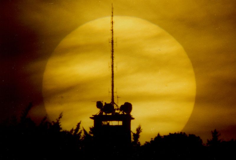 Sonne hinter Ro�berg-Turm bei Sonnenb�hl-Genkingen bzw. G�nningen --- Bibel, Himmelswunder, Nachricht aus Osaka: Inaktives Schwarzes Loch 10.12.2024, 21.12.2024, 22.12.2024, 23.12.2024, 24.12.2024, 25.12.2024, 26.12.2024 primordiales Schwarzes Loch, Black Hole, Trou Noir, Agujero Negro, Gravitationslinse, Kein Me�fehler - Irrtum - Scherz - Hoax, Jahrtausend-Komet, Jahrmilliarden-Komet, Ewigkeits-Komet, James-Webb-Teleskop, James-Webb-Weltraumteleskop, James Webb Space Telescope, Spaceraft Juno, Spaceprobe Juno, Jupiter Probe Juno, NASA-Raumsonde Juno, Jupitersonde Juno, EMP, Gro�e Warnung von Garabandal, Schwarzes Loch Jupitermond Europa 2024, Jupiter-Mond Europa hat Bahnst�rungen vor 24.12.2024, Jupiter-Explosion 25.12.2024 0:23:46,8 UT, Schwarzes Loch Turiner Skala erst 1 - 2 - 6 - 7 - dann 10, Gravitationslinse, Einstein-Ringe, Einstein-Kreuz, Higgs-Teilchen, Gottesteilchen, Neutrinosturm 11.3.2025, Kollision zweier supermassiver schwarzer L�cher in Galaxienhaufen Abell 2142 in CrB / Corona Borealis / N�rdliche Krone am 21.4.2025 um 0:23:46,8 UT, Gamma-Ray-Burst (Gammablitz) GRB, Neutrinoblitz, Neutrinosturm, Neutrinotsunami, Neutrinosturm, Blazar, Physik-Nobelpreis, Friedensnobelpreis, Buber-Rosenzweig-Medaille, Asteroiden-, Meteoriten- bzw. Kometen-Einschlag, Neutrinos, Neutrinosturm, Neutrino Storm, Super-Kamiokande, Gravitationswellen KAGRA, Hypernova, Mega-Kollision am Himmel im Sternbild Bootes (B�renh�ter) im Jahr 2024 / 2025: 2 supermassive schwarze L�cher in Galaxie SSDS J1430+2303, Kuiper-G�rtel, Asteroiden-G�rtel, CERN, Sonnensturm, Sternschnuppensturm, Meteorsturm, Au�erirdische, UFOs, Stromausfall, Blackout, Naturkatastrophen, Kein Planet X, Nibiru, Roter Riese Beteigeuze Supernova-Explosion Ausbruch im Orion, Polarlichter, Kernkollaps-Supernova Typ II, Sonnenfinsternis, Mondfinsternis, Israel, Iran, Ru�land, Nordkorea, Japan, Osaka, USA, Washington, New York, Manhattan, Wall Street, NYSE, 8:46:23 EDT, 0:23:46,8 UT, 23:46:48 MESZ, San Francisco, Rom, Vatikan, Petersdom, Papst Franziskus, Putsch, Senat, Repr�sentantenhaus, Kongress, Donald Trump, Joe Biden, Air Force One, Wladimir Putin, Benjamin Netanjahu, Erdogan, Kim Yong Un, Nordkorea, Kriegsrecht, Rockwell Boeing B-1 Lancer, B-2 Spirit, Messias, Antichrist, Fu�ball-Wunder, Lotto-Wunder Deutschland, Papst - Prophezeiungen Malachias, Papst-R�cktritt, Verschw�rungstheoretiker, Nostradamus, Prophezeiungen Alois Irlmaier + Baba Wanga, Erwin Teufel gestorben tot, ISIS, Sabbatjahr (Shemitah), Erla�jahr, Jubeljahr, Halljahr, Der Gro�e Monarch, Wiederkunft Elia, Schilo, Entr�ckung, alternatives Armageddon, Gog und Magog Krieg, Apokalypse, Offenbarung des Johannes, Gematrie, Numerologie, Kirche, Synagoge, Tempelberg, al-Chidr, Ilyas, Mahdi, Dajjal, Christen, Juden, Moslems, Islam, FC Bayern M�nchen Abstieg 2025, Tierschutzpartei Bundestagswahl, Goldstandard, Brexit, CERN, Cyber-Angriff, B�ndnisfall NATO, Neutrinosturm in Super- Kamiokande Ursache: Jupitermond Europa durch Schwarzes Loch verschluckt, Schwarzlochkomet, Schwarzloch-Komet, Blackholecomet, Black-hole-comet, Schurkenplanet, Schwarzes Schurkenloch, Jupiter-Explosion Rotbrauner Zwerg, Braunroter Zwerg, Roter Zwerg, Brauner Zwerg, Brownout Blackout Europa + weltweit, Schwarzes Loch verschluckt Mars, Kippen der Erdachse 30.5.2026, 153, J�disches Jahr 5784, Jupitersturm, Lottowunder USA Mega Millions Powerball, Giga-Event, Nobelpreis-Vergabe 10.12.2024, 21.12.2024, 22.12.2024, 23.12.2024, 24.12.2024, 25.12.2024, 26.12.2024, 11.3.2025, 13.3.2025, 14.3.2025, 12.4.2025, 15.4.2025, 21.4.2025, 30.9.2037, 19.7.2040, 13.3.2041, 16. / 17.3.2041, 24.8.2044, 23.9.2044, 7.11.2044, 9.11.2044, 23.4.2068, 30.5.3088