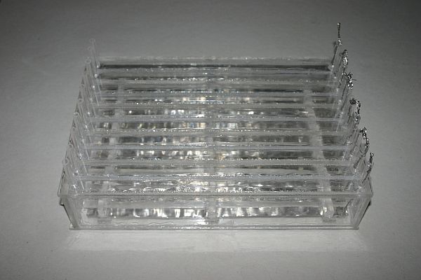 Elektrolyse-Anlage aus Plexiglas und Nickelblechen