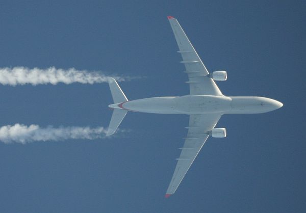 Man sollte nicht meinen, daß man ein Flugzeug mit dem Teleskop in Reiseflughöhe so gut fotografieren kann!
