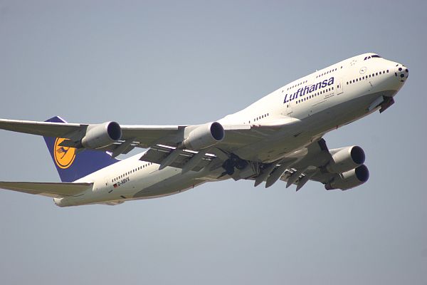 Fu�ball - Jumbo beim Start in Frankfurt