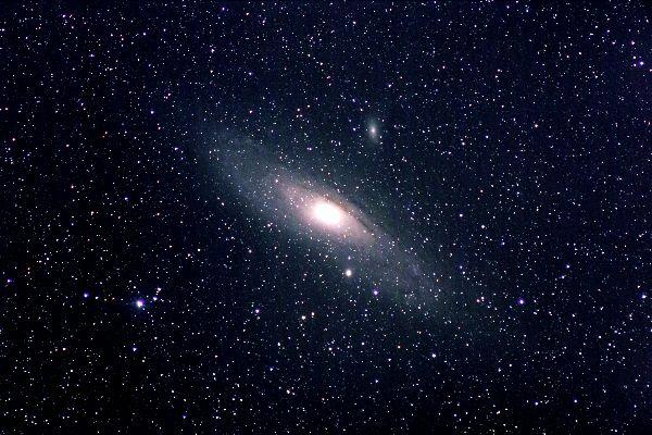 Die Andromeda-Galaxie M31 (auch Andromedanebel genannt) ist das weiteste Objekt, da� mit blo�em Auge aus gesehen werden kann. Sie ist ca. 2.7 Millionen  Lichtjahre von der Erde entfernt und somit - mit Ausnahme der Magellanschen Wolken -  die n�chste aller Galaxien.