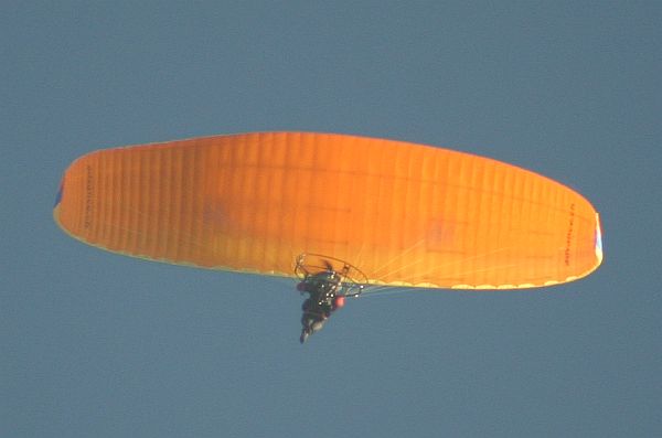 Gleitschirmflieger über Sonnenbühl
