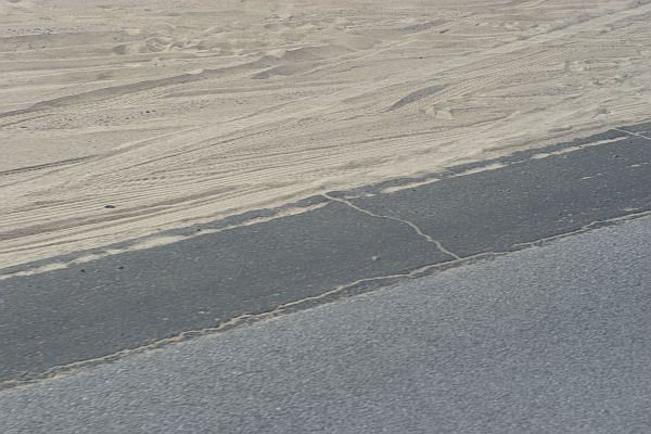 Die Grenze zwischen Stra�e und W�ste