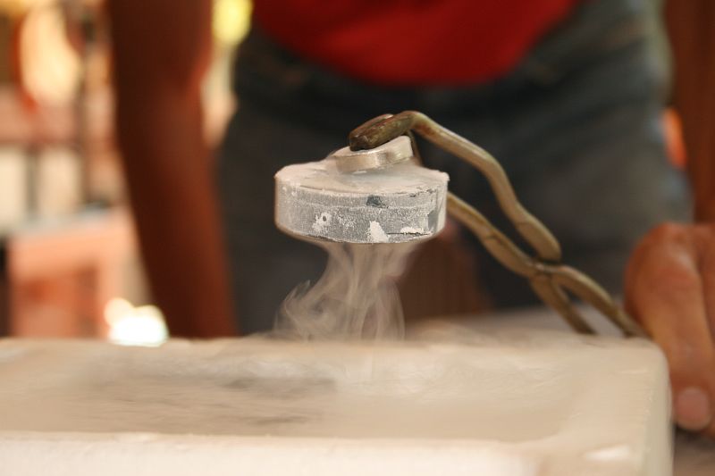 Flux Pinning: abgek�hlter Supraleiter schwebt unter Magnet!