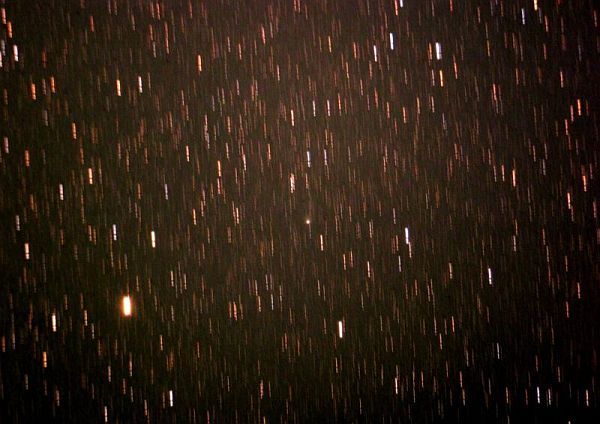 Komet C/2007 N3 Lulin ist in der Bildmitte erkennbar