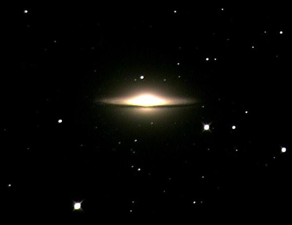 Der Ausdruck Sombrero-Galaxie ist f�r M104 besser zutreffend als Sombrero-Nebel.