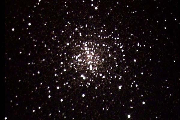 Der Kugelsternhaufen M4 steht tief im S�den.