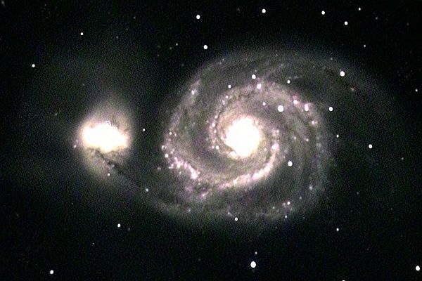 Die gro�e Galaxie von M51 fri�t die kleine auf - in Milliarden Jahren