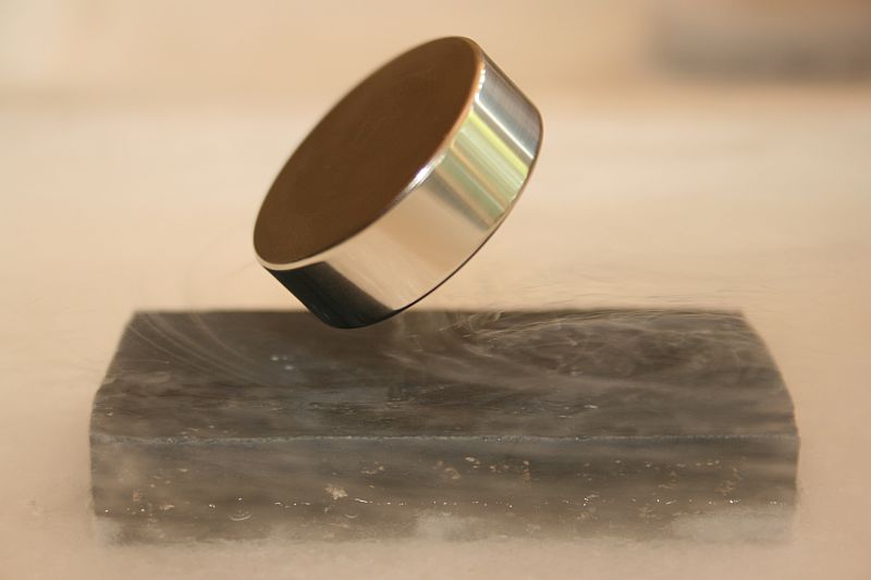 Mei�ner-Ochsenfeld-Effekt: Magnet schwebt �ber Supraleiter