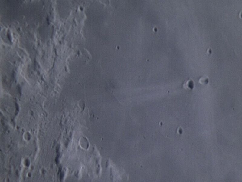 Mondkrater durch streifenden Einschlag 