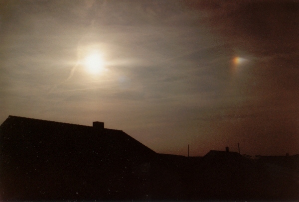 Ein mit angeblichen "Chemtrails" "bespr�hter" Himmel war also schon 1996 normal...