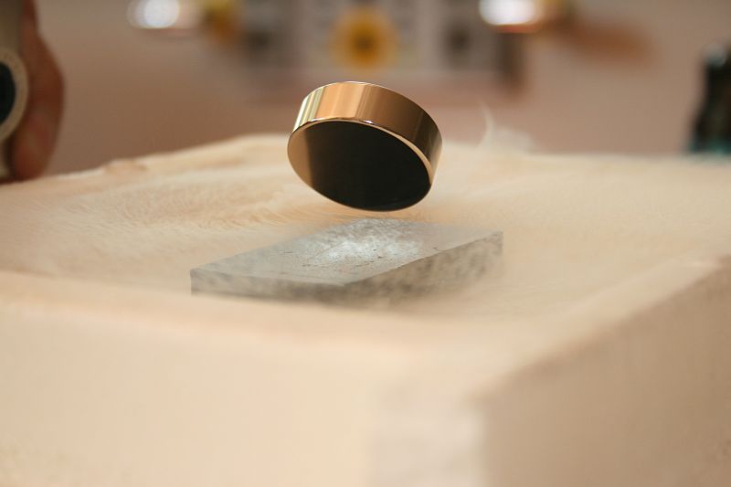 Neodym-Magnet �ber Hochtemperatursupraleiter