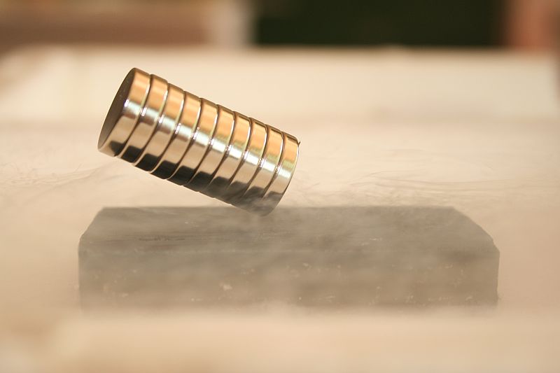 Magnete schweben �ber Supraleiter: Dies nennt man Levitation