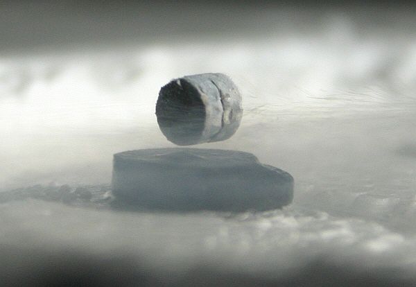 Die Hochtemperatur-Supraleitung ist zwar noch nicht v�llig physikalisch erkl�rbar, aber kein Hokuspokus!