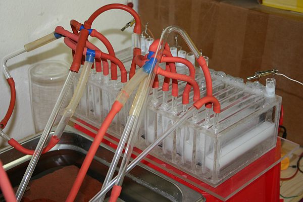 Elektrolyse von Wasser gibt Wasserstoff und Sauerstoff