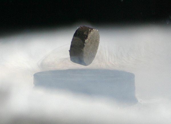 Kein Wunder, sondern der Mei�ner-Ochsenfeld-Effekt: Ein Magnet schwebt �ber einem Supraleiter