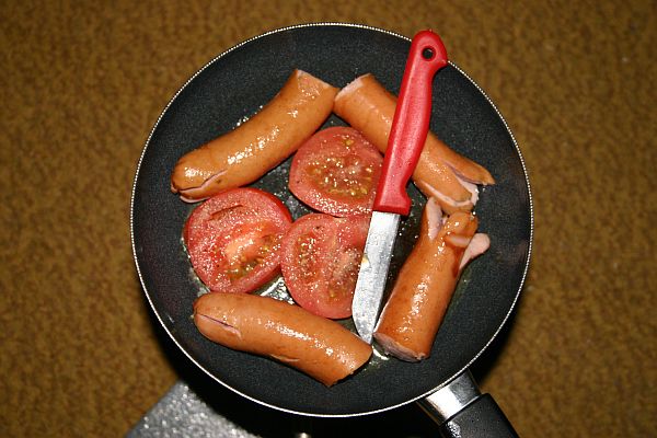Die Wurst ist warm und gar