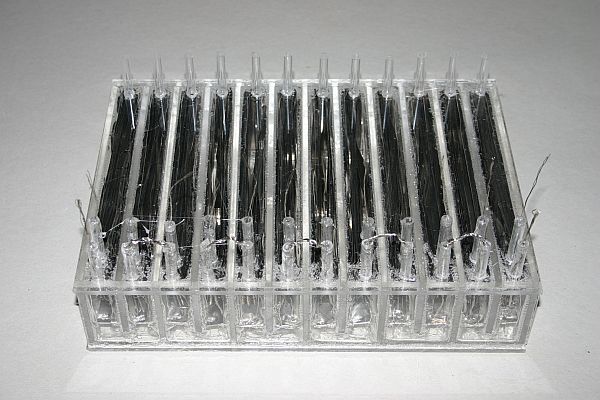 Eine Brennstoffzelle - aus Plexiglas und Nickelblech