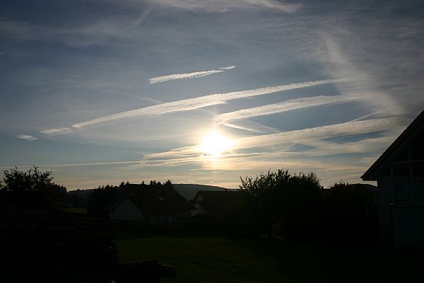 Keine Chemtrail - Spr�hungen sondern langlebige Kondensstreifen (persistent contrails), die durch Winde oder niedrige Luftfeuchtigkeit an manchen Stellen rasch aufgel�st werden.