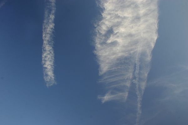 Wie sollen Chemtrails auf wundersame Weise immer gr��er werden? Erkl�rung: Es sind keine Chemtrails, sondern Eispartikel in nahezu mit Wasserdampf ges�ttigter Luft, die sich abk�hlt und aus der Wasserdampf auskristallisiert (resublimiert)