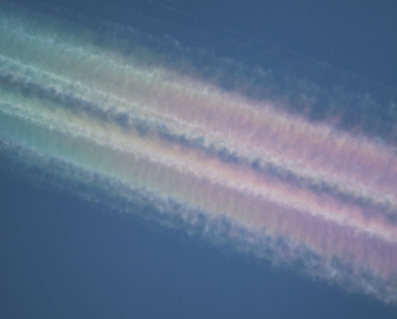 Kein Chembow, sondern irisierende Wolken.