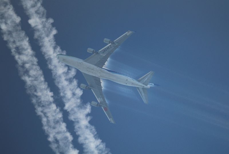 NCA B747 mit Kompressionsstreifen unter herk�mmlichem Kondensstreifen