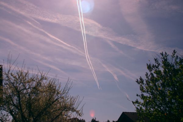 Obwohl auch bei mir �fters derartige massiv verbreiterte Kondensstreifen auftretren, habe ich den sogenannten "Chemtrails-Fallout" noch nie beobachtet.