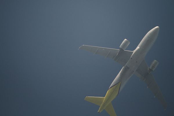 Tiefflieger im allm�hlichen Landeanflug ohne Kondensstreifen