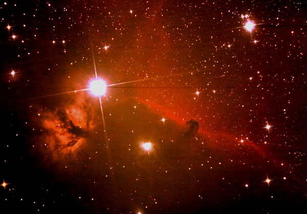 Sterne und roter Gasnebel